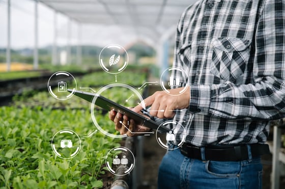 Representante comercial agrícola negociando com agricultor em campo — gestão comercial no agronegócio