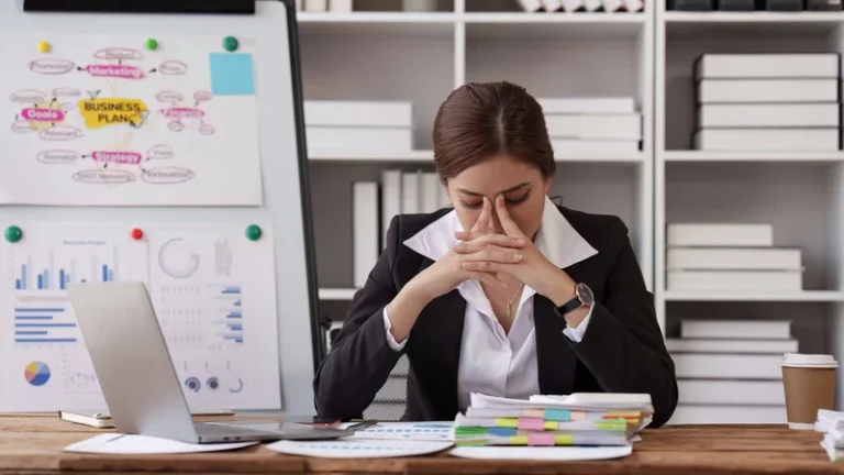 Descubra como implementar IA Generativa na sua empresa sem erros custosos. Estratégias práticas, cases reais e ROI mensurável. Guia completo para líderes.