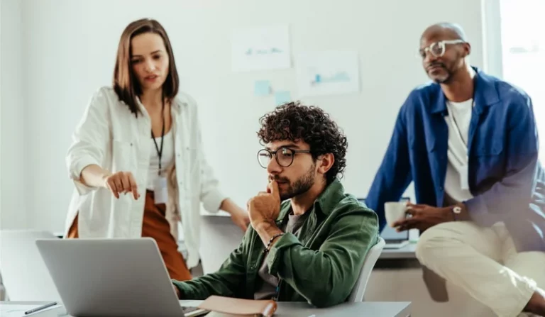 Pessoas olhando tela de computador