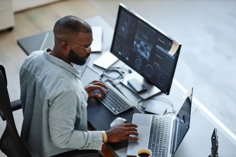 Homem usando computador