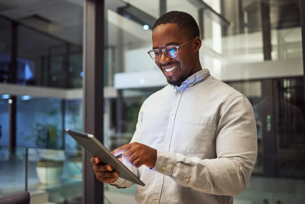 Profissional sorridente usando tablet no escritório