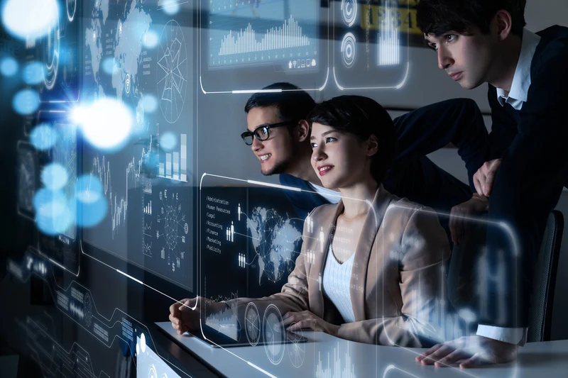 Equipe de profissionais analisando dados em telas digitais holográficas
